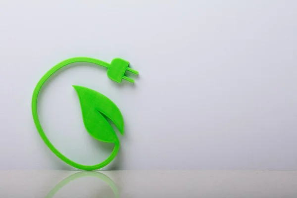 Närbild Grön Energisymbol Lutande Vit Vägg — Stockfoto