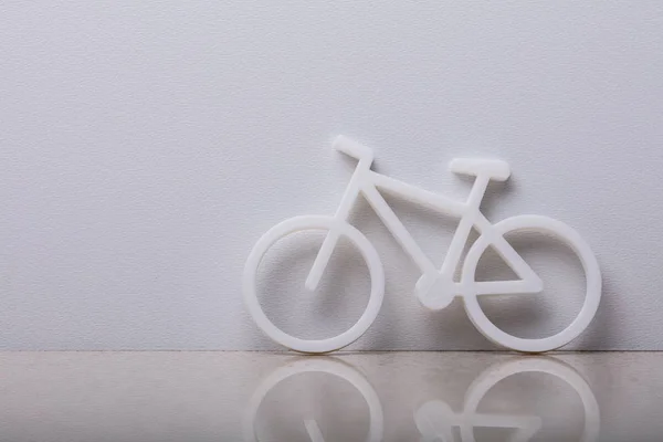 Close Van Een Fiets Symbool Leunend Een Witte Muur — Stockfoto