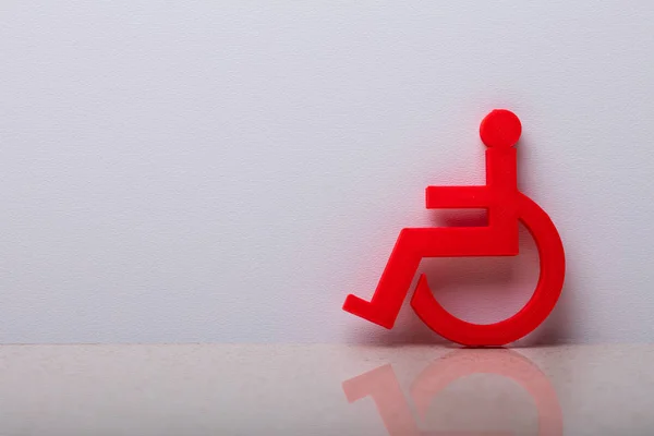 Primer Plano Discapacitado Verde Apoyado Pared Blanca —  Fotos de Stock