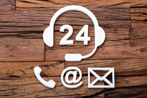 24Ωρη Έννοια Υποστήριξης Πελατών Και Διάφορες Μέθοδοι Επικοινωνίας Στο Ξύλινο — Φωτογραφία Αρχείου