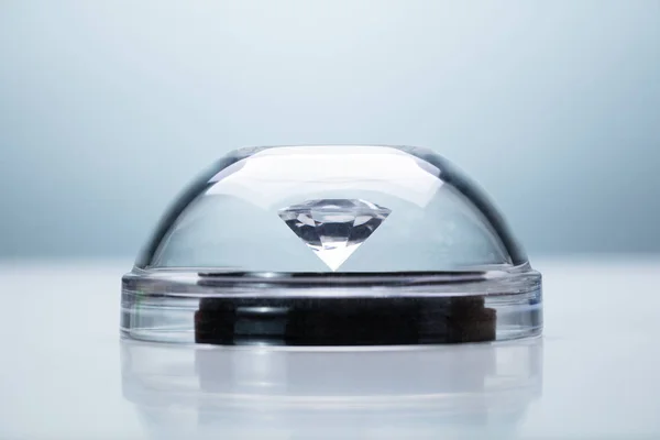 Diamond Skyddad Med Genomskinlig Kupol Över Grå Bakgrund — Stockfoto