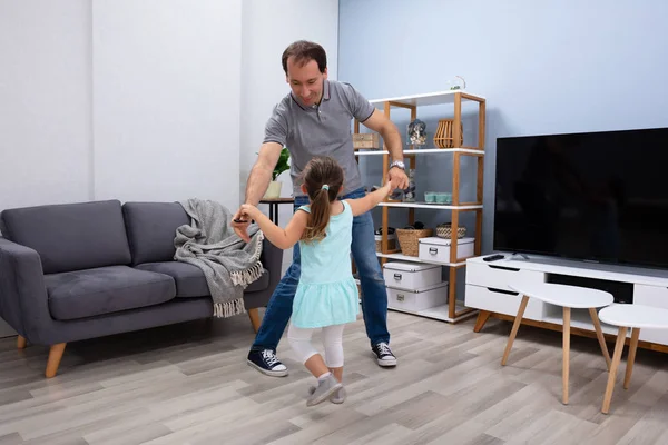 Otec Dcera Společně Užívají Tance Svém Moderním Domově — Stock fotografie