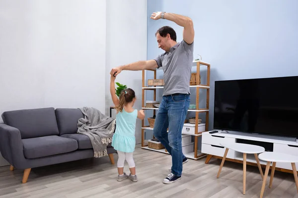 Otec Dcera Společně Užívají Tance Svém Moderním Domově — Stock fotografie