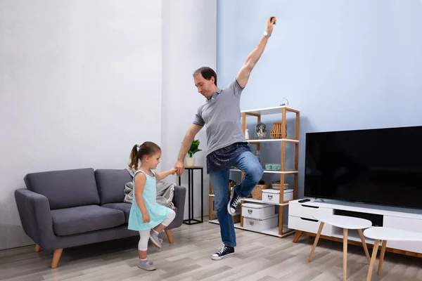 Padre Figlia Che Divertono Ballare Insieme Nella Loro Casa Moderna — Foto Stock