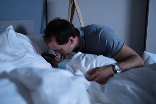 Padre Baciare Carino Piccolo Figlia Dormire Letto Con Bianco Coperta — Foto Stock