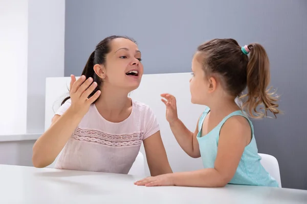 Una Atractiva Terapeuta Del Habla Femenina Ayuda Chica Pronunciar Los — Foto de Stock