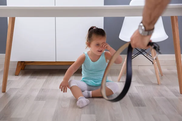 Mão Pai Segurando Cinto Couro Frente Sua Filha Chorando Sentado — Fotografia de Stock