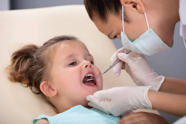 Gros Plan Dentiste Pédiatrique Examinant Les Dents Une Petite Fille — Photo