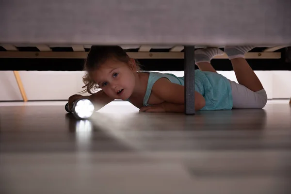Egy Kislány Fekszik Ágy Alatt Valami Villanó Fényt Keres Otthon — Stock Fotó
