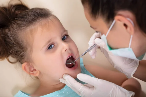 Primer Plano Dentista Femenino Con Espejo Examina Los Dientes Niña —  Fotos de Stock
