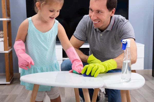 Linda Hija Sonriente Ayudando Padre Para Limpiar Taburete Blanco Con — Foto de Stock