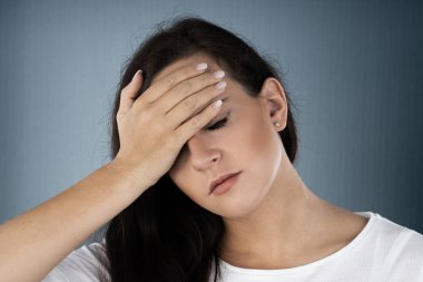 Beyni aşırı yüklenmiş genç bir kadının fotoğrafı.