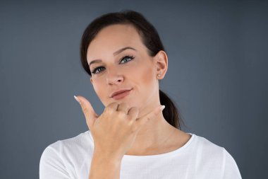 Gri Arkaplan 'a Karşı Yanlış Kelimeyi İletişim İçin İşaret Dili Kullanan Kadın