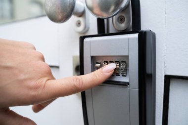 Anahtarları Ev 'den Almak İçin Anahtar Kasasını Kullanan Kadın