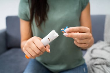 Kadın Alerjik Reaksiyon İçin Otomatik Enjektör Şırıngasını Acil Tedavi Olarak Kullanıyor