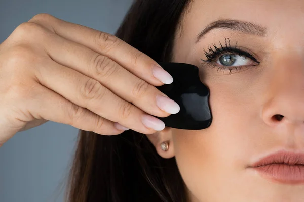 Mujer Joven Haciendo Gua Sha Masaje Tradicional Chino — Foto de Stock