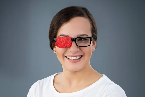 Vrouw Glazen Met Patch Behandelen Lui Oog Amblyopie — Stockfoto