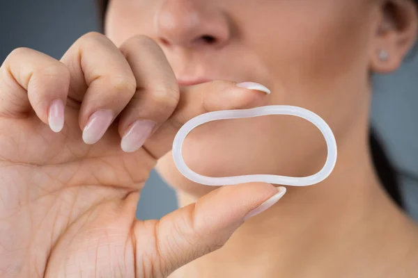 Kvinna Som Håller Vaginal Ring För Användning Som Preventivmedel — Stockfoto