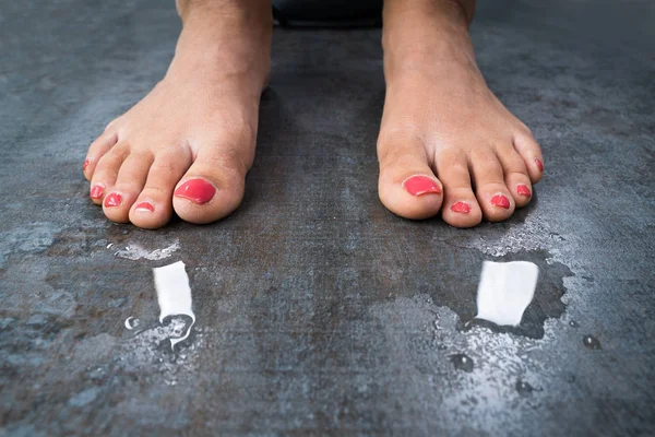 Mulher Com Pés Suados Chão — Fotografia de Stock