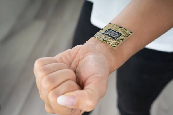 Feminino Mostrando Seu Pulso Com Computador Chip Implant — Fotografia de Stock