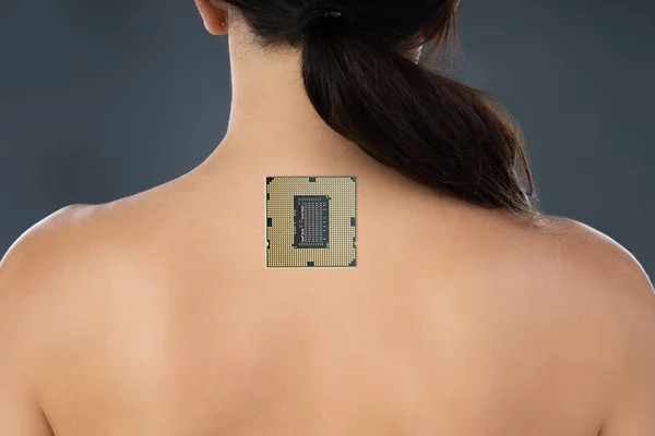 Kobieta Pokazuje Plecy Implantem Chipa Komputerowego — Zdjęcie stockowe