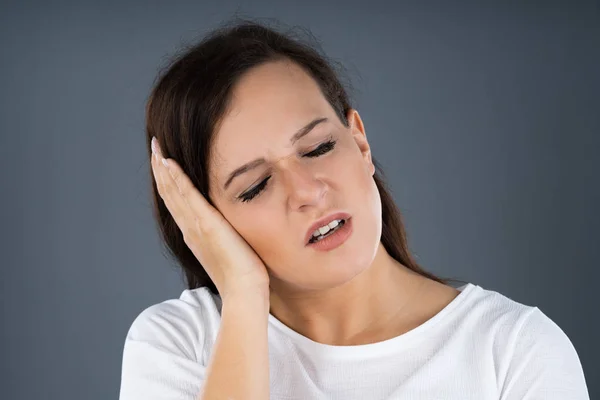 Foto Una Mujer Joven Que Sufre Dolor Oído — Foto de Stock