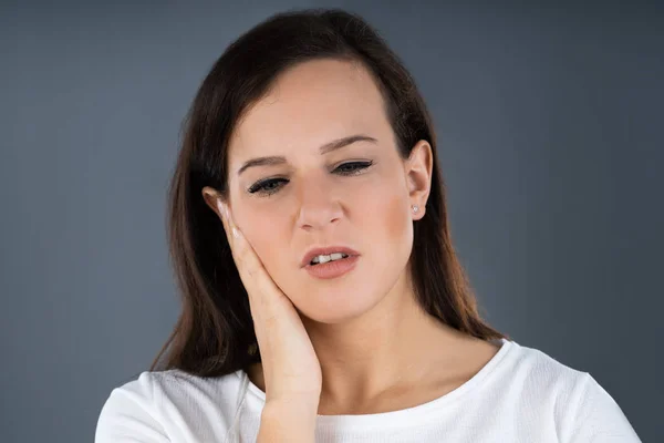 Foto Van Jonge Vrouw Lijden Van Zere Oren — Stockfoto