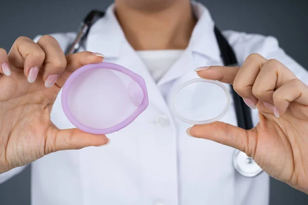 Foto Doutor Que Prende Diafragma Anel Vaginal Para Uso Contraceptivo — Fotografia de Stock