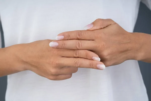 Mujer Usando Lenguaje Señas Para Comunicarse Contra Fondo Gris — Foto de Stock