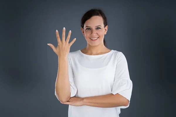 Mulher Usando Linguagem Sinais Para Comunicar Mostrando Árvore Palavras Contra — Fotografia de Stock