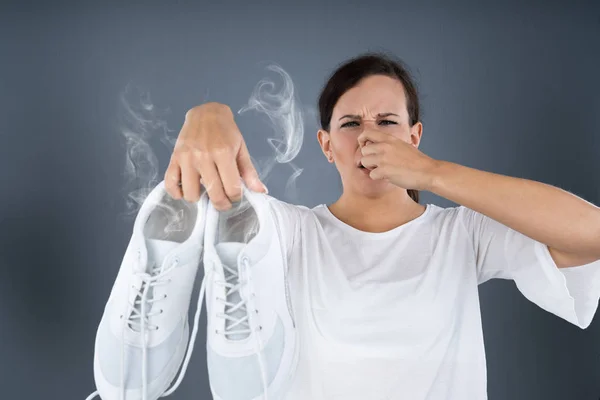 Close Van Een Vrouw Die Haar Neus Terwijl Het Houden — Stockfoto