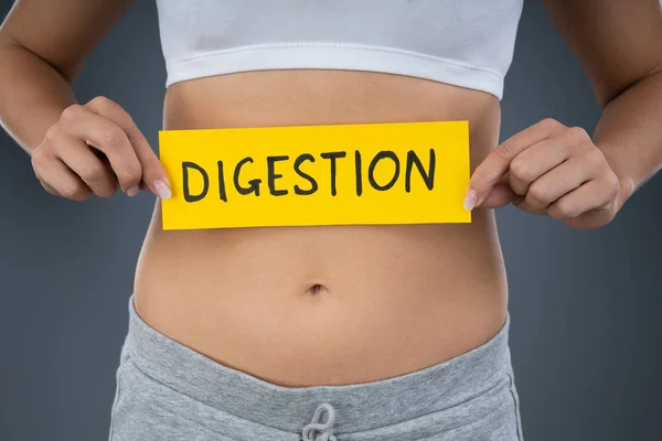 Mulher Com Dor Estômago Mostrando Sinal Digestão Pedaço Papel — Fotografia de Stock