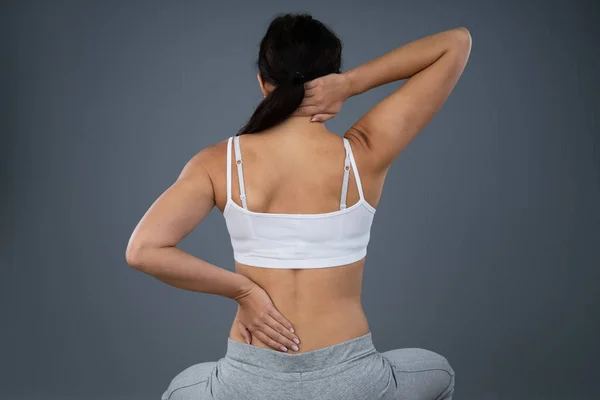 Mujer Que Sufre Dolor Espalda Sobre Fondo Gris — Foto de Stock
