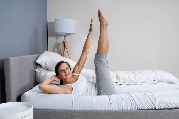 Jovem Mulher Fazendo Alongamento Fitness Exercício Cama — Fotografia de Stock