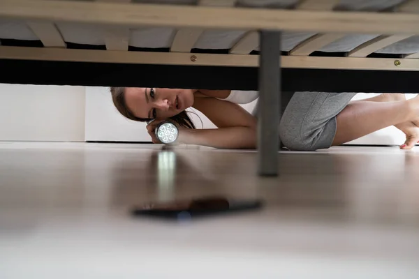 Vrouw Verloren Smartphone Vond Het Onder Bed — Stockfoto