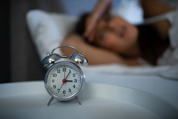 Mulher Sem Sono Olhando Para Relógio Meio Noite Cama — Fotografia de Stock