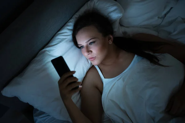 Mulher Cama Com Telefone Celular Noite — Fotografia de Stock