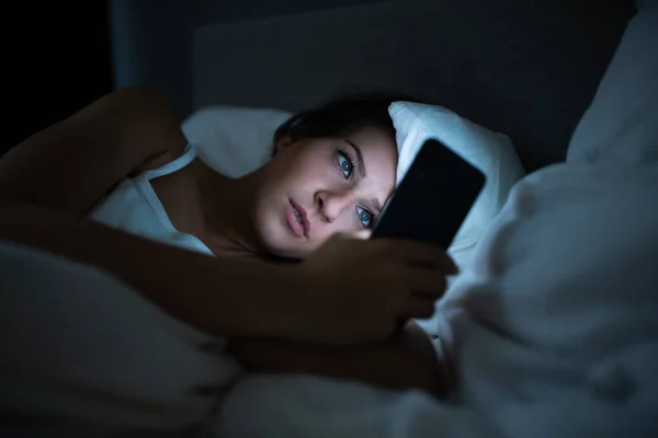 Γυναίκα Στο Κρεβάτι Κινητό Τηλέφωνο Νύχτα — Φωτογραφία Αρχείου
