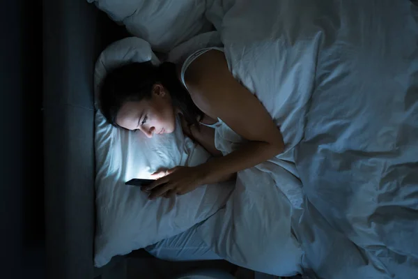Kvinna Säng Med Mobiltelefon Natten — Stockfoto