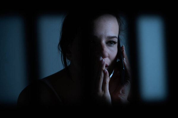 Заключенная, тайно пользующаяся мобильным телефоном в тюрьме
