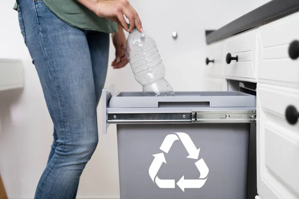 Frau Wirft Leere Plastikflasche Mülltonne Der Küche — Stockfoto