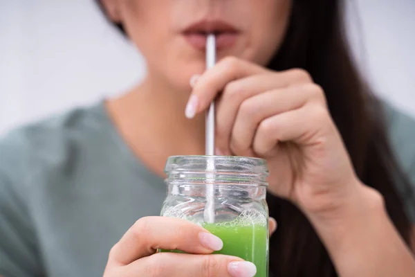 Frau Trinkt Bio Smoothie Mit Metallstroh — Stockfoto