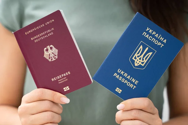 Kobieta Dwoma Paszportami Ukraiński Niemiecki — Zdjęcie stockowe
