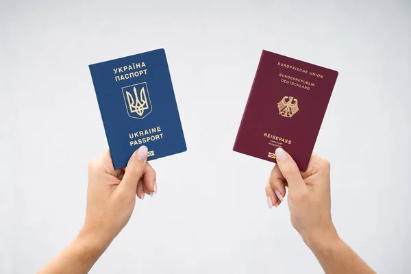 Mulher Segurando Dois Passaportes Ucraniano Alemão — Fotografia de Stock