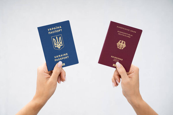 Женщина с двумя паспортами. Украинский и немецкий
