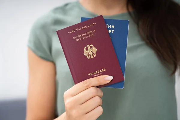 Женщина Двумя Паспортами Украинский Немецкий — стоковое фото