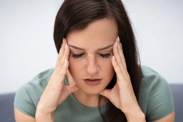 Junge Frau Hält Kopf Während Sie Unter Kopfschmerzen Leidet — Stockfoto