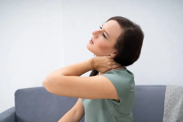 Mujer Teniendo Dolor Cuello Sentada Casa — Foto de Stock