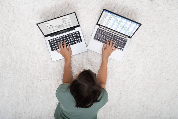Mujer Trabajando Dos Computadoras Portátiles Mismo Tiempo —  Fotos de Stock
