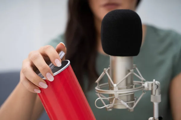 Donna Apertura Può Sul Microfono Fare Suoni Asmr — Foto Stock